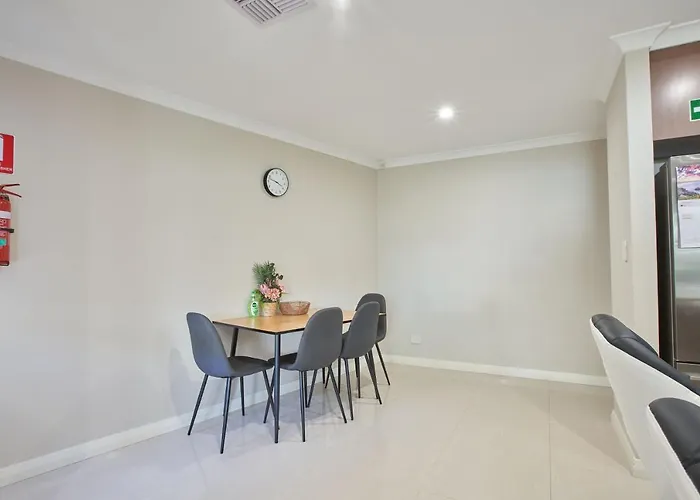 Gorgeous Family House Near Shops
